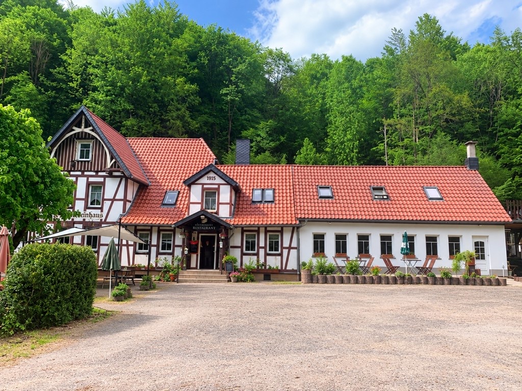 Waldgaststätte Braunsteinhaus heute, Fachwerkhaus mit rotem Ziegeldach vor dem Wald
