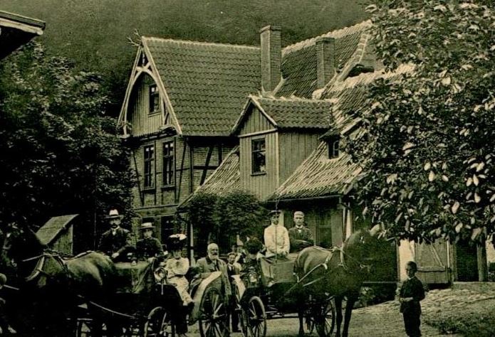 Historische Aufnahme: Pferdekutschen und Gäste vor dem Braunsteinhaus bei Ilfeld
